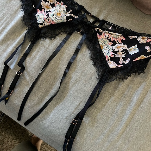 Victoria Secret garter belt. - Picture 2 of 4